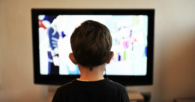 Ile godzin dziennie małe dziecko może oglądać TV i dlaczego zero?